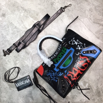 Balenciaga巴黎世家 Graffiti Classic City 機車包。新款加入了很多手繪塗鴉和字體，不同顏色不同風格讓整個包看起來有種頹廢不羈得很徹底的感覺，最讓我滿意的是只要穿得很簡單拎上就能提升整個氣場，