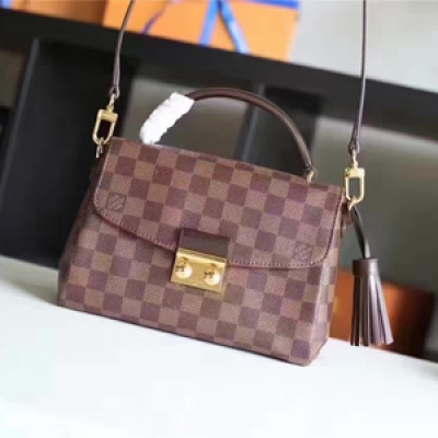 LV CROISETTE 手袋N41581此款體積小巧而時髦休閒的Croisette手袋具有精緻細節與完備功能，足以成為您的新寵兒。可拆卸流蘇裝飾為優雅設計增添一分諧趣。功能極為多樣，可手持、可肩背、可斜挎。25x17x