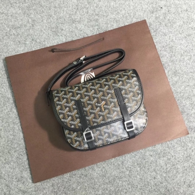 GOYARD（戈雅）成立於1853年，已超過150年的歷史，面料以麻，棉及大麻纖維混合織成後再塗上光面的樹膠醛醣，防水，結實，耐用，備受明星，王室，貴族的熱捧 郵差包 出貨啦 尺寸長22寬6.5高16.5袋口22cm，原