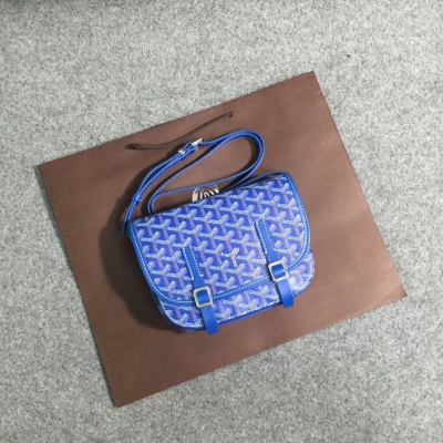 GOYARD（戈雅）成立於1853年，已超過150年的歷史，面料以麻，棉及大麻纖維混合織成後再塗上光面的樹膠醛醣，防水，結實，耐用，備受明星，王室，貴族的熱捧 郵差包 出貨啦 尺寸長22寬6.5高16.5袋口22cm，原