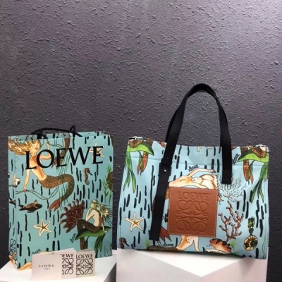 Loewe羅意威 袁姍姍同款美人魚購物（現貨）PAULA'S IBIZA標誌性的美人魚圖案印花被蜿蜒曲折的海洋植物所包圍，凸顯清新怡人的水綠色調，適合各種度假旅遊。黑色和茶色經典小牛皮飾邊和細節為隨性包款提升時尚格調，大