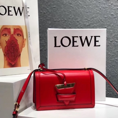 Loewe羅意威 Barcelona包，跟名字一樣，充滿了西班牙 狂野情懷 眾多明星街拍攜帶款，經久耐看，越看越美 外形方方正正，硬挺有型，上面醒目獨特的三角形鎖扣，整個包包一下子活潑起來，不喜歡軟塌塌的包包的小主兒選擇