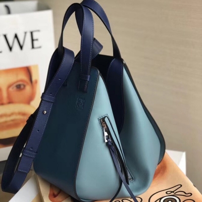 Loewe羅意威 Hammock Bag小號（新色學院藍出貨） 正品開模 ，採用進口小牛皮，手感超贊 六種背法 實用性超強 擁有它相當於都擁有6個包了哦 小號尺寸：26*29*14。 大號尺寸：32*28*16