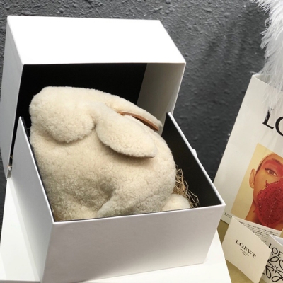 【Loewe羅意威獨家正品最新水果系包裝發售！盒子內置進口馬達加斯加拉菲草】頂級2018LOEWE 小兔 ，萌爆潮流尖端! 大小來得剛剛好，身高約16CM，底部橫直徑約12CM。上身顯精緻，日常出門裝備口紅 ，粉餅，鑰匙