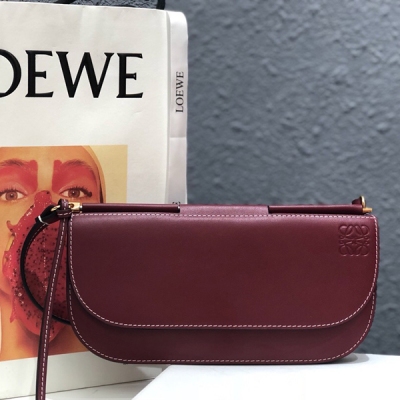 Loewe羅意威最新Gate Pochette用柔軟小牛皮製作而成，裡外全皮，並裝飾了線條的標誌性鎖扣金屬別針和飄逸的皮條。新一代街拍神器—-小包控福利  尺寸：21x10.5x2.7 cm  關鍵字：裝plus   功