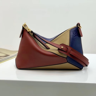 LOEWE羅意威 Puzzle Pochette Bag 到貨啦 mini 幾何拼色 經典百搭拼色 質感超軟 紡織內襯 滿是心動 這個季節一定要有 size：24*16.5*6cm