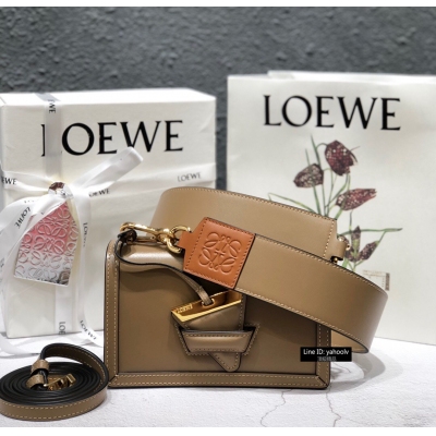 LOEWE羅意威 三角包 中號24.5*15*8cm 獨家 全套全銅五金打造最牛Barcelona 新版本配置 條肩帶，任你隨心搭配 超級 Bling Bling 出入各種場合無壓力 進口 box 紋小牛皮，紋路細膩有光