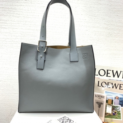 LOEWE羅意威 Buckle tote bag 色淺灰出貨，選用質感柔軟的珠地小牛皮搭配平面小牛皮，絨面襯裡，其簡約、俐落的線條設計，超大的容量，是你上班及外出的時尚必備單品。款號8921，尺寸33*37*17