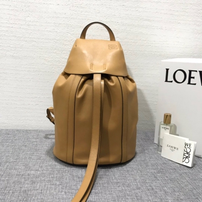 LOEWE羅意威 Rucksack small系列雙肩包出貨，選用質感柔軟進口小牛皮製作，喼紐及皮繩繃帶開關，可調節肩帶。其柔軟、舒適、實用及精緻的外型是你平常搭配的首選。小款號88790，尺寸28*37.5*21.5