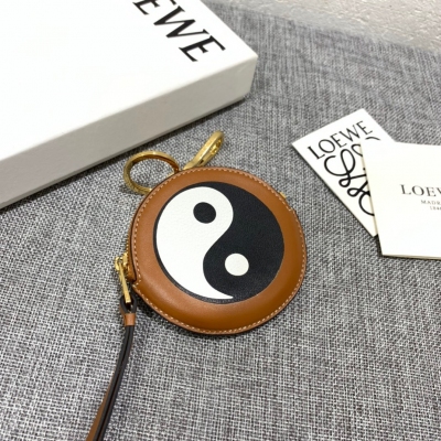 Loewe羅意威 Paula cookIe charm Yin yang系列掛件零錢包出貨，選用不同質感小牛皮撞色製作，萌趣、可愛。款號3696，尺寸9.5*9*1.3