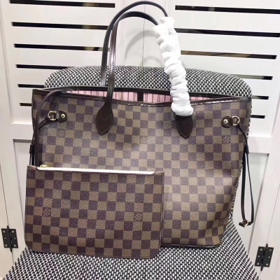 獨家實拍！LV NEVERFULL 中號手袋  N41603 極具傳奇色彩的 Neverfull 手袋總是能夠滿足您對手提包的各種需要。 容量大卻不顯笨重，挺括而手感柔軟，居家出行皆宜。 束緊側邊系帶，立刻變身為一款時尚