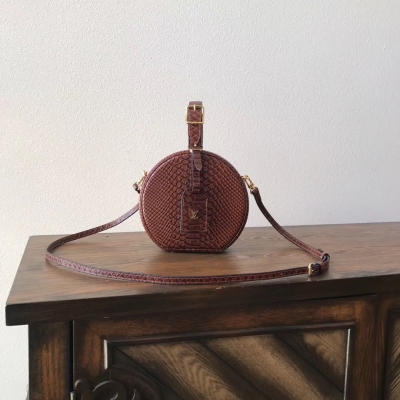 LV複刻版 蛇紋 路易威登新品 PETITE BOITE CHAPEAU手袋M43510秀款圓桶包 Louis Vuitton Monogram塗層帆布- 天然皮革飾邊- 羔羊皮襯裡- 金色金屬飾件- 頂部配有可調節皮質