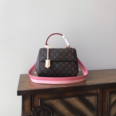 LV CLUNY BB 手袋 Louis Vuitton M42738粉色 路易威登手袋純粹的結構和輪廓永不過時，包帶採用時下流行的鮮亮配色。Cluny手袋非常實用，是理想型的商務手袋。其頂部提手可滿足手提和肘挽的不同要