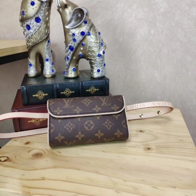 LV路易威登頂級原單 市場唯一對版 日本中古M51852 LV老花款LOUIS VUITTON 腰包包的尺寸：橫16cm。高10.5cm.厚4cm腰帶長度：約75-90cm（調整可以）