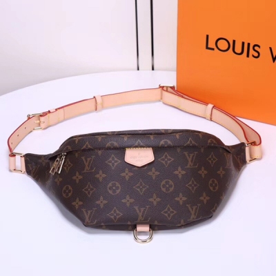 原版開發 2018新款BUMBAG腰包由經典Monogram帆布裁制而成，飾有“Louis Vuitton Paris”皮質貼牌，此款腰包可為運動造型增添純正的時髦休閒氣質。