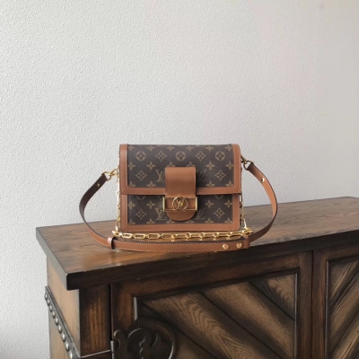 LV複刻版 秒殺市場貨 路易威登2018年早春郵差包 Louis Vuitton M62019 最新版本出貨Métis手包小巧的造型散發出優雅臥息。老花配黃花黃皮鏈條拼色鏈條郵差包 老花配牛皮，採用柔軟的Monogram