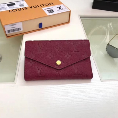 【LV頂級原單】Louis Vuitton M60568壓花紫紅 路易威登精美的 Monogram Empreinte 皮革使 Curieuse 短款錢夾顯得如此的與眾不同。 路易威登它採用了輕薄的信封造型，裡面有大量的