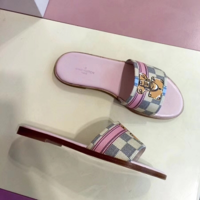 Louis Vuitton2018經典款拖鞋 LV路易威登歐洲專櫃代購入手正品開發！8款顏色可以選擇.2款3D列印.6款不同色系牛皮金屬鎖扣選擇：裸色老花鎖扣印花.咖色.粉白雙色條紋Monogram扣帶.設計靈感來源於