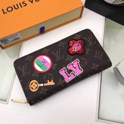 【LV路易威登頂級原單】Louis Vuitton M63392拉鍊包 此款限量版Zippy拉鍊錢夾致敬路易威登旅行和製作旅行箱的傳統，錢夾飾有旅行風格貼片和路易威登標識。這款錢夾內部緊湊，設計簡潔，是日常使用的理想選擇