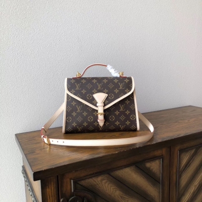 LV路易威登複刻版 中古系列 LU METIS 郵差包 Louis Vuitton M51122 到貨 新穎的設計個性十足又不失華麗的氣質 更突出女性的纖弱與優雅 完美呈現 亦可手提斜挎均可 更加有女人味 尺寸：28.5