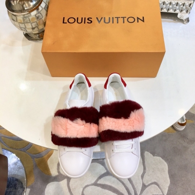 Louis Vuitton LV路易威登 2018秋冬新品 為經典路易威登Frontrow運動鞋增添奢華的皮毛扣帶，盡顯高級時尚風格。雙色條紋裝飾致敬Mon Monogram系列，面料採用進口小牛皮，內裡墊腳羊皮，原版