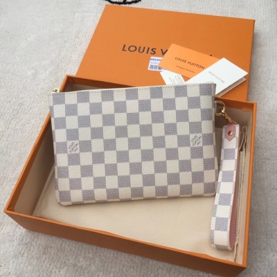 LV路易威登 M63447！Louis Vuitton 以工匠的技藝精湛著稱，罕見的設計、特殊皮革將技術創新和經典風格相結合，突出路易威登世界的存在。錢夾內部設計精巧獨特，擁有各種口袋和信用卡槽。尺寸：16×23×0.3