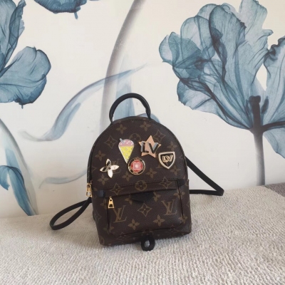 LV路易威登 MONOGRAM BACKPACK MINI 雙肩包 Louis Vuitton M41562彩色花Nicolas Ghesquière賦予此款背包驚人的風格變化，將一件樸素的日用品變為一款時髦而極度迷人的