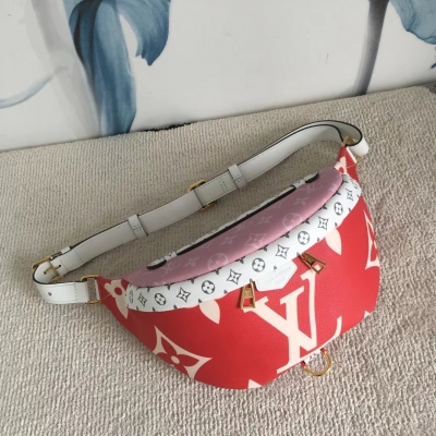 LV路易威登 M43644 BUMBAG 腰包 Louis Vuitton 由經典Monogram帆布裁制而成，飾有皮質貼牌，此款腰包可為運動造型增添純正的時髦休閒氣質。既可用作腰包，亦可單肩背挎或斜挎，更顯時尚個性。尺