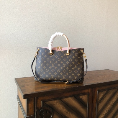 LV路易威登 複刻版 PALLAS 手袋 M40906粉色大號 Louis Vuitton Pallas 手袋絕不只是一款漂亮時尚的手袋。 這款迷人的手袋融合運用了 Monogram 帆布、天然牛皮飾邊和彩色小牛皮，打造