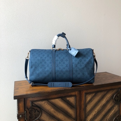 LV路易威登 複刻版 最新專櫃同步，M44645牛子蘭，LOUIS VUITTON KEEPALL 50 旅行袋男士時裝秀中的關鍵面料為基礎，織物手柄與飾有標識壓紋的可脫卸皮革肩帶。50*29*23