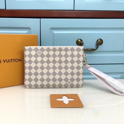 LV路易威登 頂級原單 N60253 白格 LOUIS VUITTON CITY 手拿包 Damier Azur 帆布點綴金色鉚釘，與 City 手拿包一同步入澄澈夏日。巧用可拆卸腕帶，隨心切換潮流造型。尺寸:23.0x