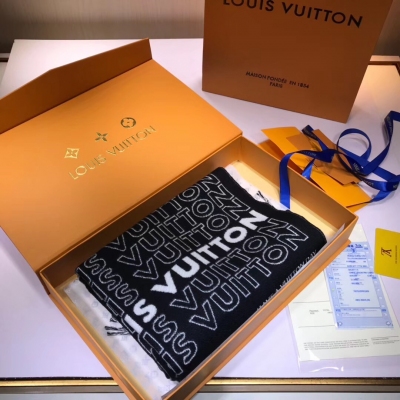 LV路易威登 Logo風尚——本季關鍵主題——在此款LOUIS VUITTON List City圍巾的華麗設計中閃亮回歸。由柔軟的羊毛與山羊絨提花針織面料裁制而成，為冬季男、女造型增添溫暖時尚氣質。留意圍巾底端織入的