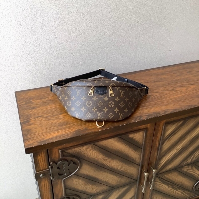 LV路易威登 2019新款BUMBAG腰包 由經典LOUIS VUITTON Monogram帆布裁制而成，飾有“Louis Vuitton Paris”皮質貼牌，此款腰包可為運動造型增添純正的時髦休閒氣質。既可用作腰包