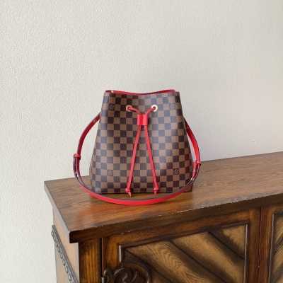 LV路易威登 NEONOE 手袋 LOUIS VUITTON N40214啡紅 N40198啡粉 N40213啡黃 Noé系列的歷史可追溯至1932年 – 昔日，一位香檳酒商委託嘉士頓·路易威登設計一款優雅而結實、可裝5