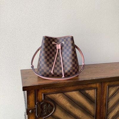 LV路易威登 NEONOE 手袋 LOUIS VUITTON N40214啡紅 N40198啡粉 N40213啡黃 Noé系列的歷史可追溯至1932年 – 昔日，一位香檳酒商委託嘉士頓·路易威登設計一款優雅而結實、可裝5