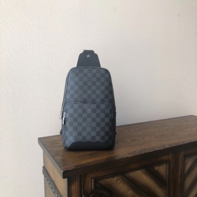 LV路易威登 AVENUE 單肩包 N41719老花胸包 LOUIS VUITTON 此款Damier Graphite帆布面料的Avenue單肩包是都市生活的完美伴侶小巧而時髦 展現休閒而不羈的態度“智能”肩帶設計 適