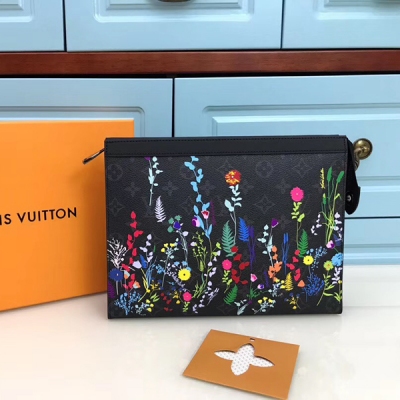 LV路易威登 頂級原單 M61692 絲印花草 LOUIS VUITTON Monogram Eclipse帆布裁制而成，此款風格硬朗的全新中號手袋可輕鬆收納個人必備物品尺寸：26x20x5cm