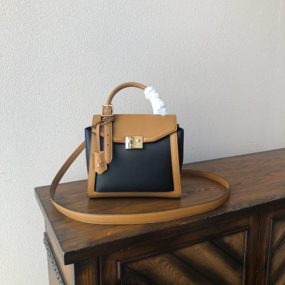 LV路易威登 頂級複刻 M55488 Louis Vuitton 女裝藝術總監Nicolas Ghesquière在2019年秋冬時裝秀上推出此款單提手LV Arch手袋。粒面小牛皮飾邊與磨面小牛皮包身，搭配拱形提手與金