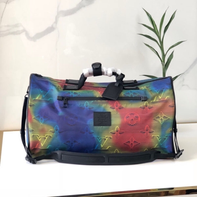 LV LOUIS VUITTON 路易威登 M44939雙面幻彩 KEEPALL 50 旅行袋（配肩帶）藝術總監Virgil Abloh以新穎的設計概念為品牌鍾愛的KEEPALL 50旅行袋注入清新氣息，引領潮流，更顯驚