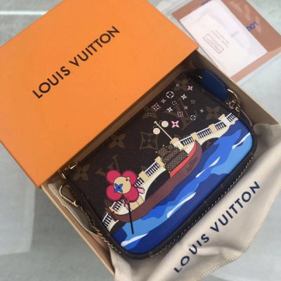 LV LOUIS VUITTON路易威登 M68489 特別介紹 海外特供（專櫃貨） 路易威登吉祥物 Vivienne 為 Mini Pochette Accessories 小手袋點亮焦點，在繽紛色彩的渲染中乘坐鳳尾船