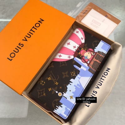 LV LOUIS VUITTON路易威登 M68491 特別介紹 海外特供（專櫃貨） 此款特別版Sarah錢夾飾有迷人的氣球和標誌性路易威登印花圖案。經典的信封式錢夾擁有眾多口袋和隔層，並配有按扣。尺寸：19.0 x 1