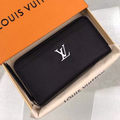 LV LOUIS VUITTON路易威登 M62622 特別介紹 海外特供（專櫃貨） 由柔軟小牛皮裁制而成的Zippy Lockme錢夾，融合拉鍊錢夾的標誌性設計與時尚系列的特色元素：LV字母飾件與便於取用票券等物品的正