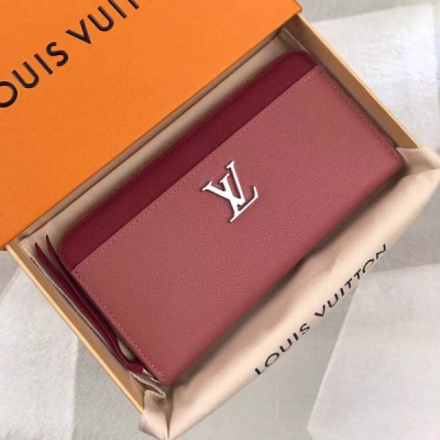 LV LOUIS VUITTON路易威登 M62949 特別介紹 海外特供（專櫃貨） 由柔軟小牛皮裁制而成的Zippy Lockme錢夾，融合拉鍊錢夾的標誌性設計與時尚系列的特色元素：LV字母飾件與便於取用票券等物品的正