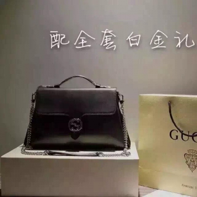 【 #Gucci 獨家首發# 】時尚的舞臺上，突破常規即為創造力。Gucci-2016早春系列靈感源自舊時的著裝風格，再融入當代精神下的都會時尚，洋溢濃郁的西方小資情懷。搶先預覽早春靚款哦