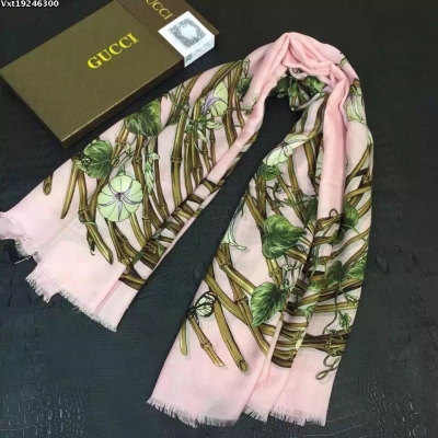 太美了【頂級原單貨 正品專櫃包裝】新款GUCCI「鳥巢系列」又一款美麗的花卉圖案圍巾，生機勃勃的美好景象！專櫃品質。140*140cm大方巾。100%羊絨。原版全套包裝