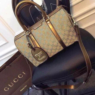 GUCCI2015獨家最新爆款型號：247205 尺寸：33 22 17 材質：金絲布配金皮 時尚和奢華從來就不只是一個表像，它常常存在於靈魂中，一個新的創意，新的摩登風格此款包包淋漓盡致的展現城市年代美學 帶給你新的美