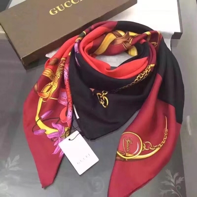 Gucci 古馳專櫃新款絲巾 美翻了 御用殿堂級極品 2018專櫃在售 斜紋真絲圖案拼圖印花設計風格 加上富有古馳特色元素圖案 美麗至極 真的 上身極為襯膚色 百搭 110x110cm 方巾100%斜紋真絲