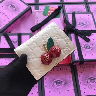 【Gucci-古馳】 配全套包裝，全網獨家供貨 不管是用料、做工 、logo、鋼印、編碼、走線、每一個細節都將古馳的精彩內涵表現得淋漓盡致 品質保證，售後無擔憂， 原廠材料！ 實物拍攝 品質如圖可見 。型號：476050