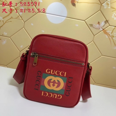 【Gucci 古馳】 Gucci新款。 男士全牛皮復古標識印花挎包. 靈感源自八十年代的復古印花，將Gucci標識引領至時尚前沿。復古風格圖案在中號檔袋正面精彩呈現，以柔軟的織紋皮革精心打造。型號: 523591。尺寸：