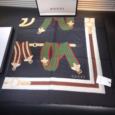 Gucci古馳方巾 氣質女人~專櫃同步 來自當紅的Gucci，品質絕佳，真的妥妥的 集合大牌的奢華，女人味和時髦於一體 100%羊絨，光澤 定制級面料.賦予了圍巾容易造型.非常重磅奢華的設計，上身卻別樣襯得高貴氣質！簡